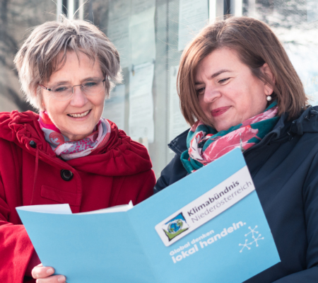Vorständnin Bettina Beragauer und Geschäftsführerin Petra Schön blicken in die Infomappe.