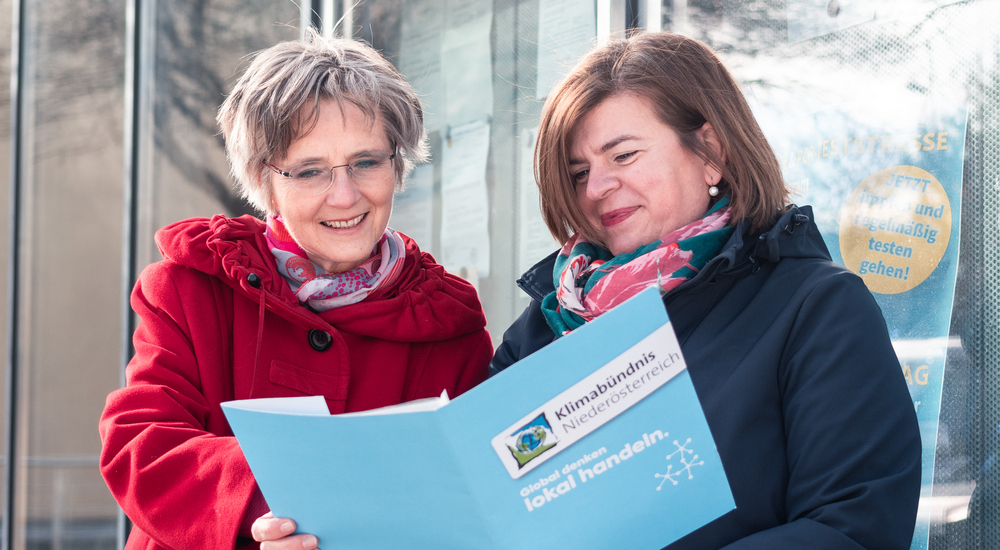 Vorständnin Bettina Beragauer und Geschäftsführerin Petra Schön blicken in die Infomappe.