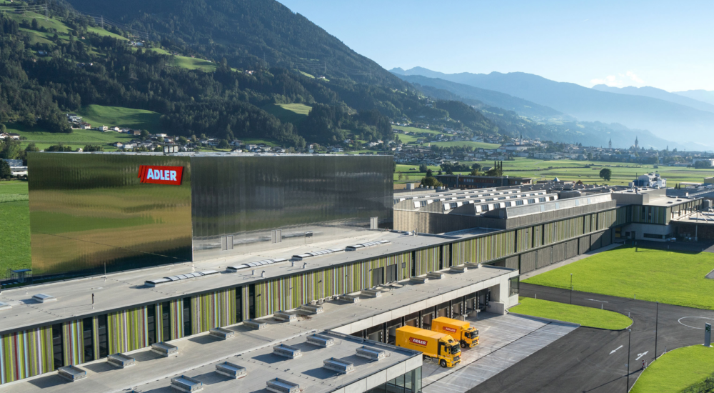 Klimabündnisbetrieb Adler Lackfabrik vor Bergpanorama in Tirol