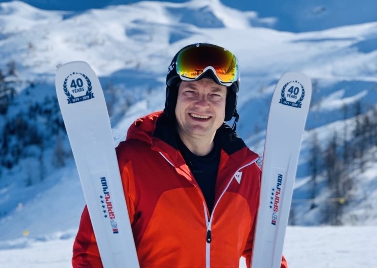 Besitzer des Sport Geschäfts Rudi mit Ski auf der Piste