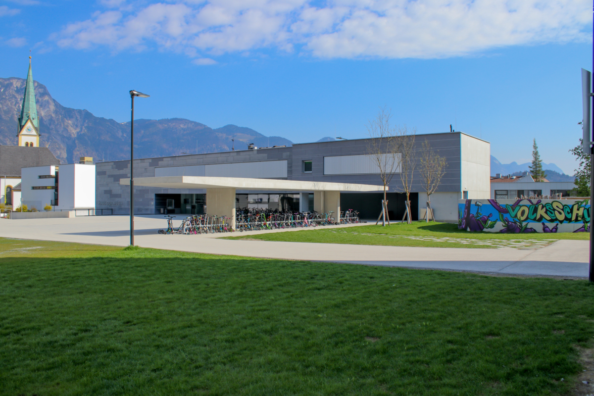 Außenansicht des Schulgebäudes der VS Kundl in Tirol