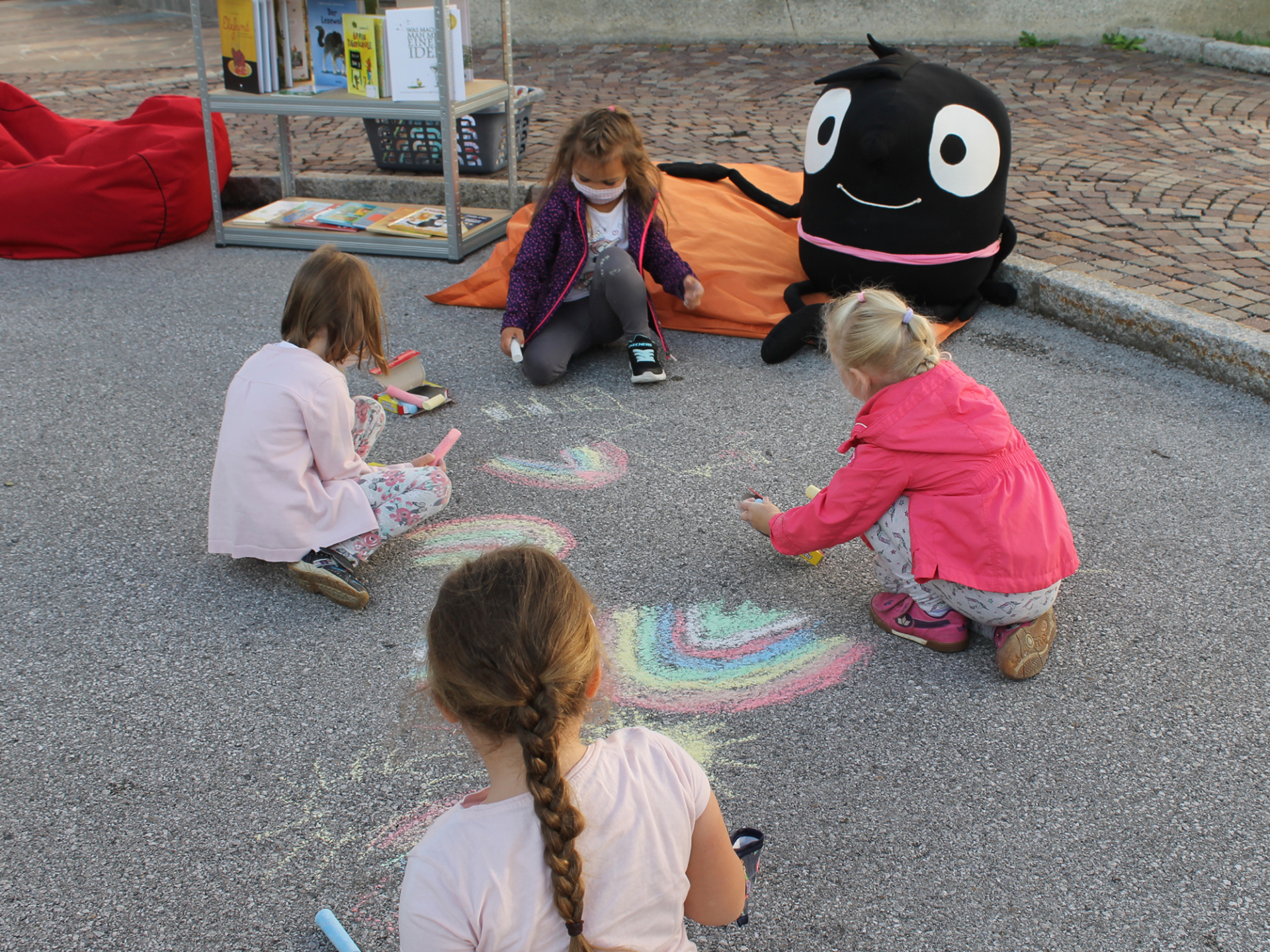Kinder malen auf der Straße Kreide