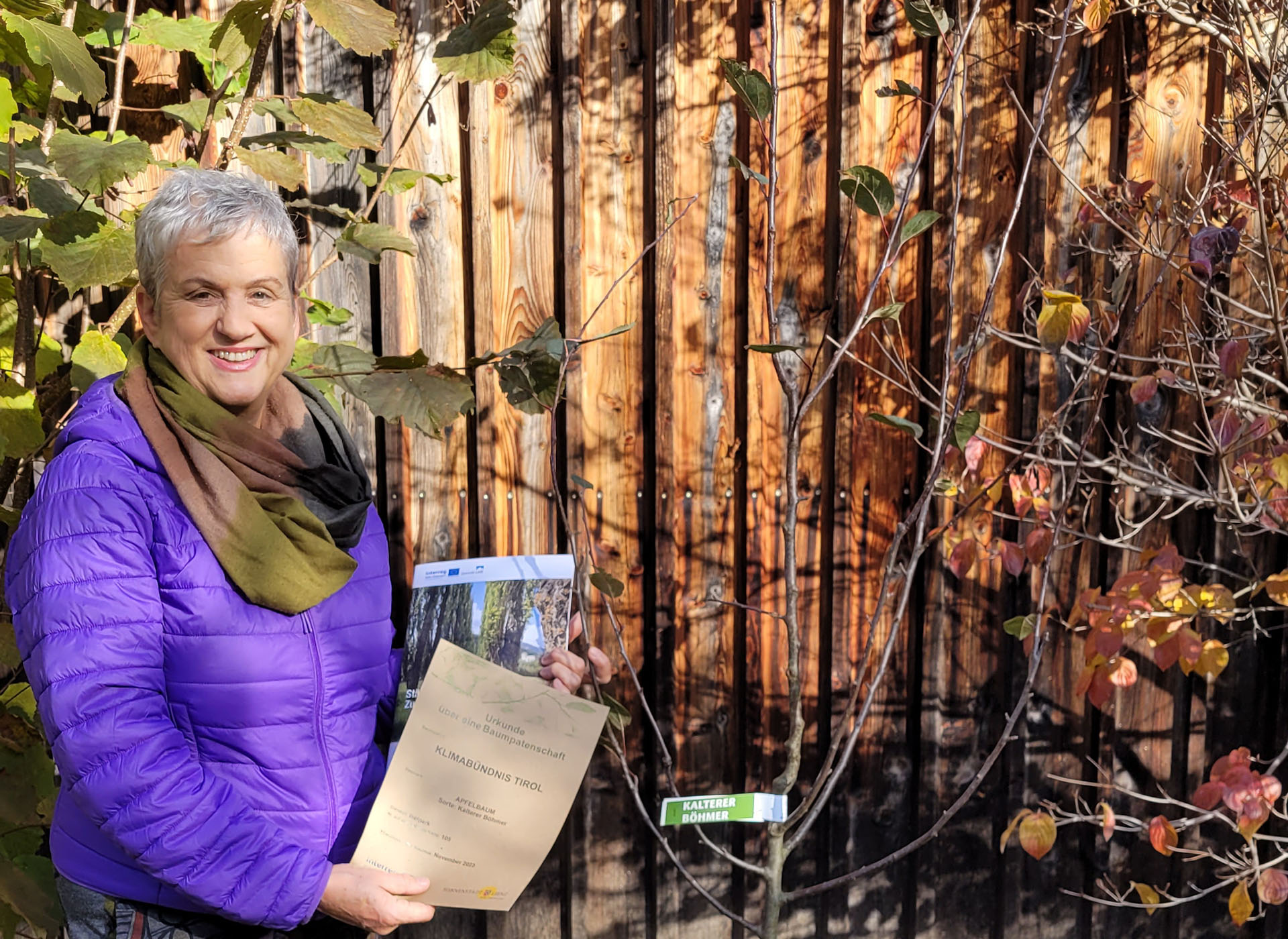Klimabeauftragte Gerlinde Kieberl mit dem Apfelbaum, der vom Klimabündnis gestiftet wurde.