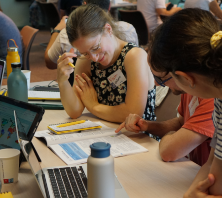 Teilnehmende der Sommeruni diskutieren gemeinsam und tauschen sich aus.