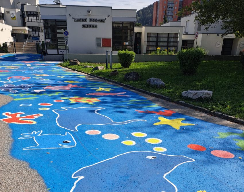 eine Straße vor der Schule ist blau und mit Fischen angemalt