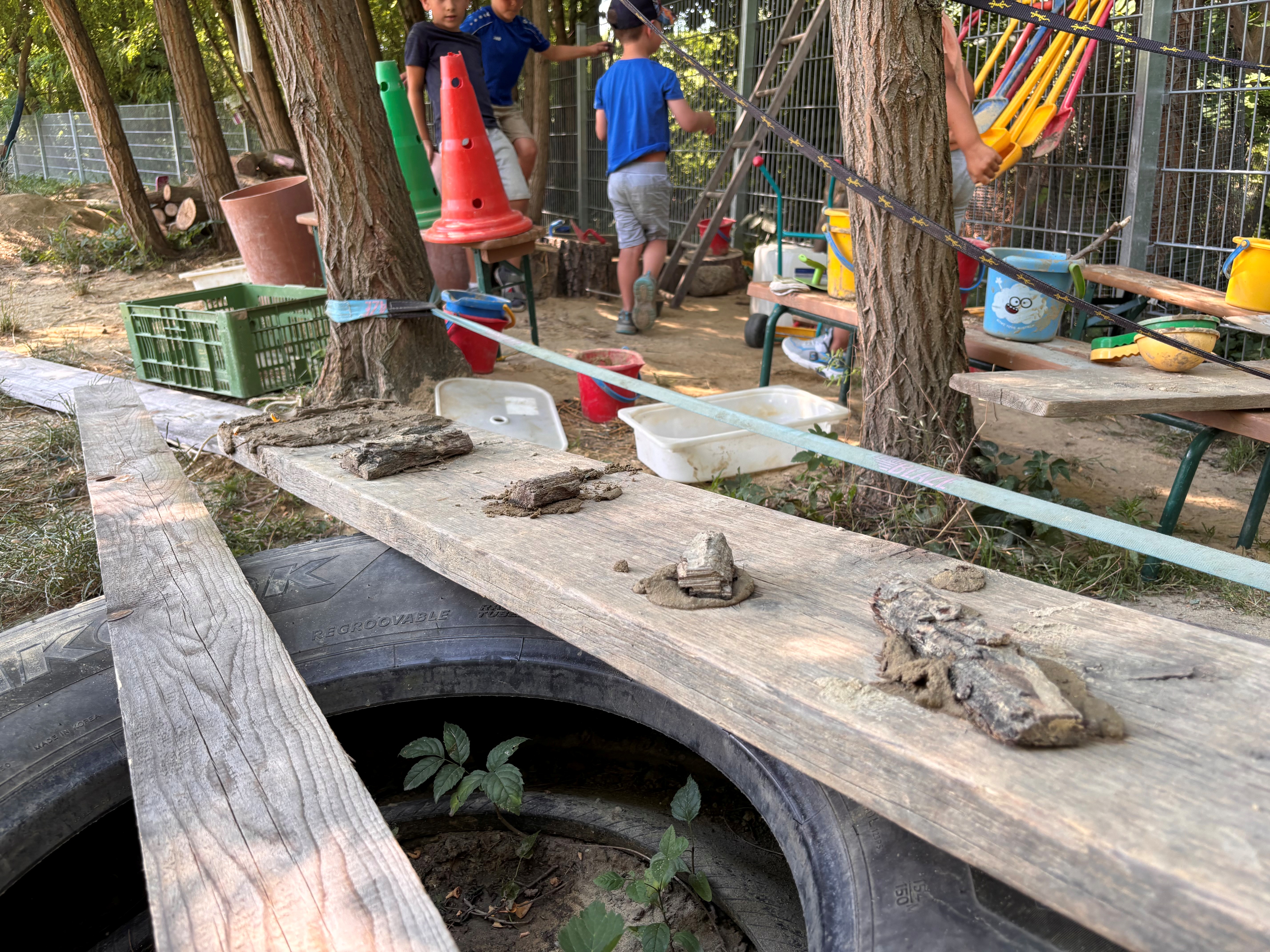 Kinder im Garten des Kindergartens