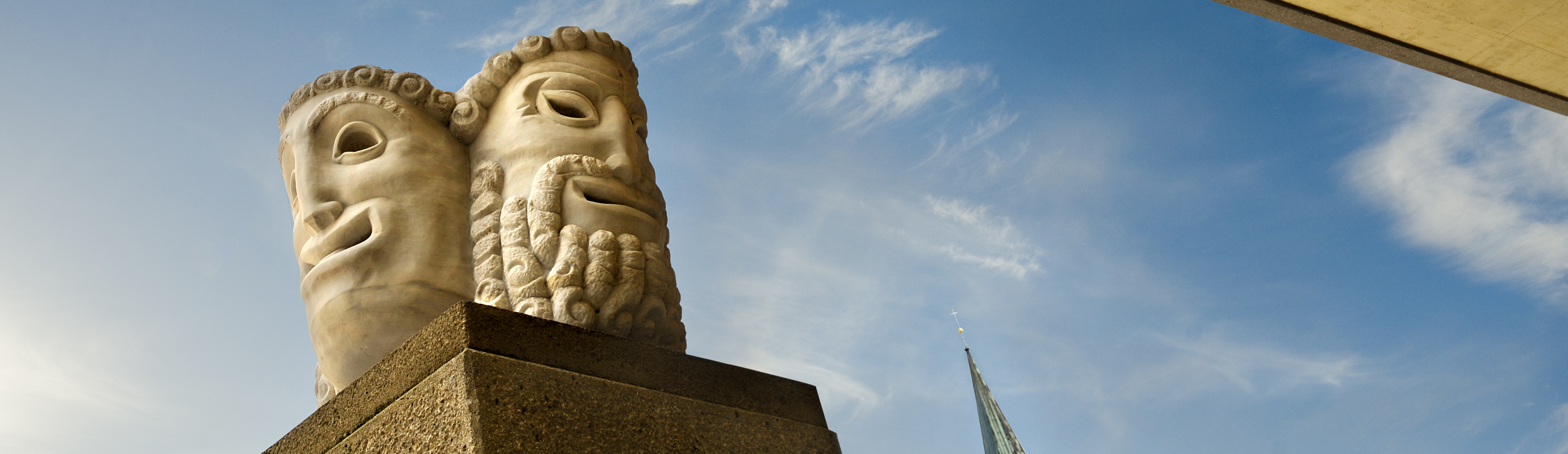 Masken vor dem Festspielhaus