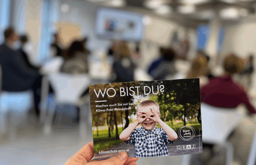Flyer vor verschwommenen Hintergrund