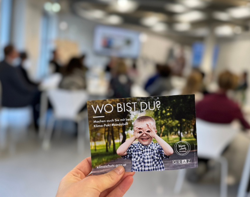 Flyer vor verschwommenen Hintergrund