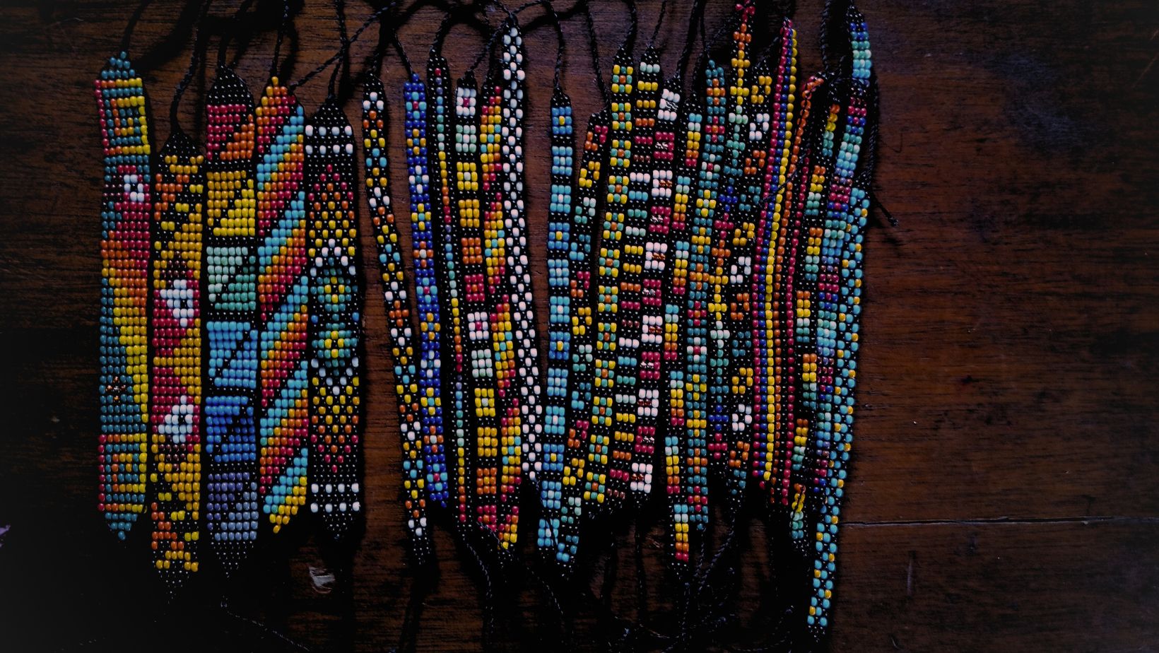 Selbstgemachte bunte Perlenarmbänder