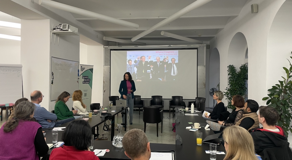 Foto der Präsentation bei der mehrere Menschen interessiert zuhören