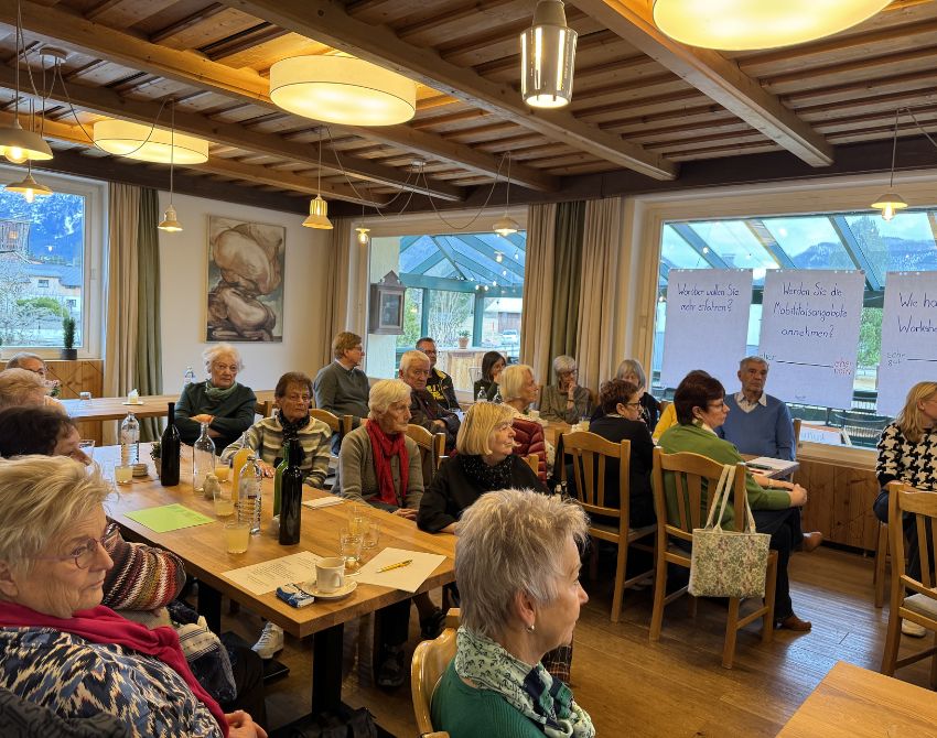 mehrere ältere Menschen hören interessiert dem Vortrag zu