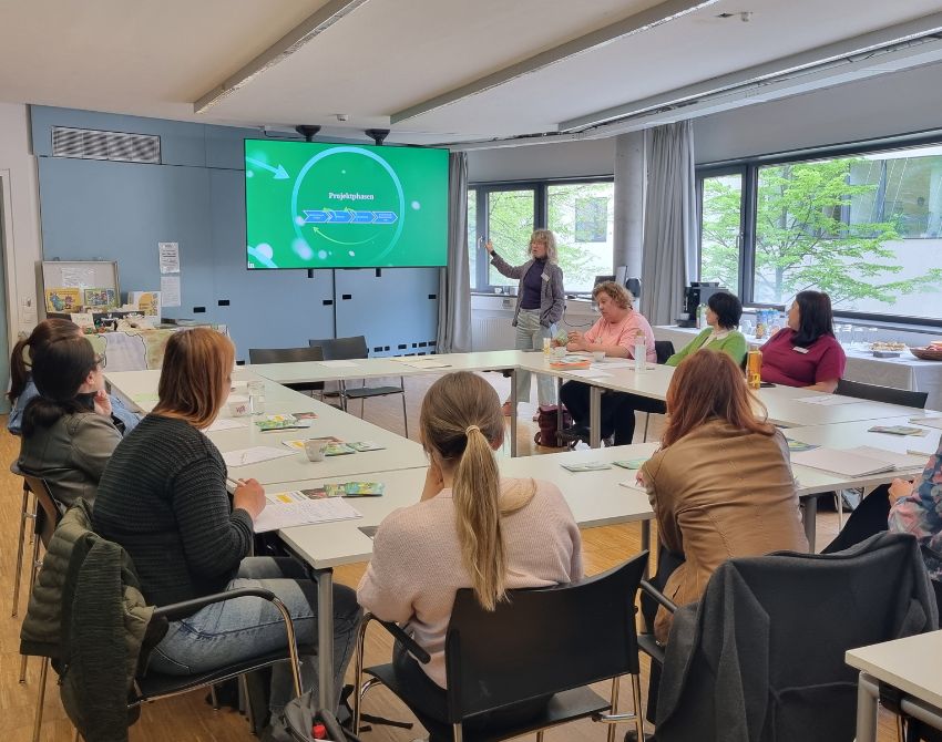 Teilnehmerinnen des Lehrganges während einer Powerpoint Präsentation