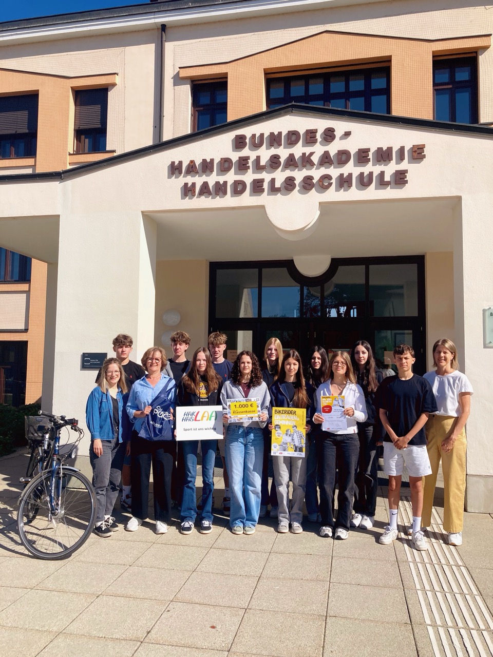 Gruppenfoto der ganzen BikeRider Gewinner-Klasse 1IBB, die sich mit 100 % Beteiligung den Hauptpreis von 1.000 EUR für die Klassenkassa erradelt haben
