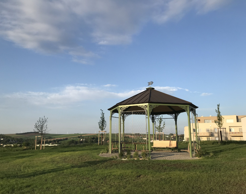 Pavillion auf einer Wiese