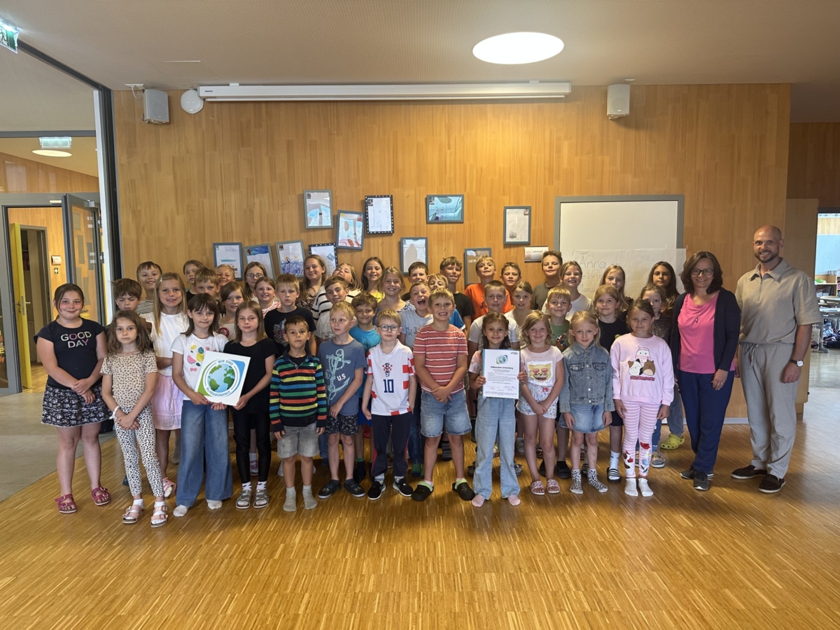 Verleihung der Klimabündnis-Urkunde an die VS Unternberg im Rahmen des Jahresabschlussfestes mit VS-Direktor Josef Schlick und Gerlinde Ecker (Klimabündnis Salzburg)