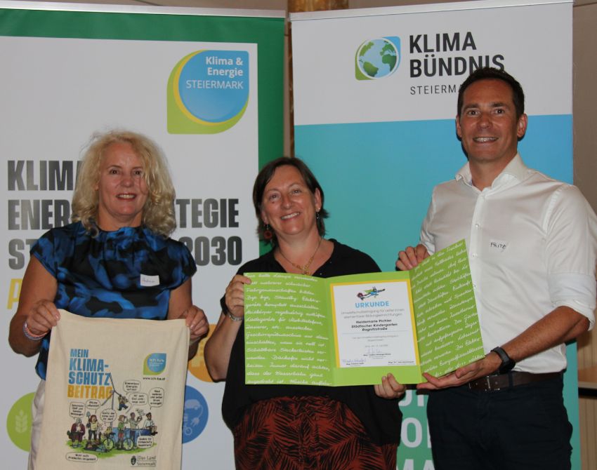 Urkunde wird von der Klimakoordinatorin des Landes Stmk übergeben