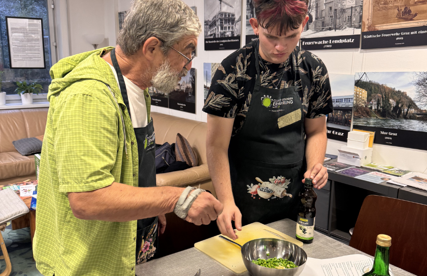 2 Männer kochen gemeinsam