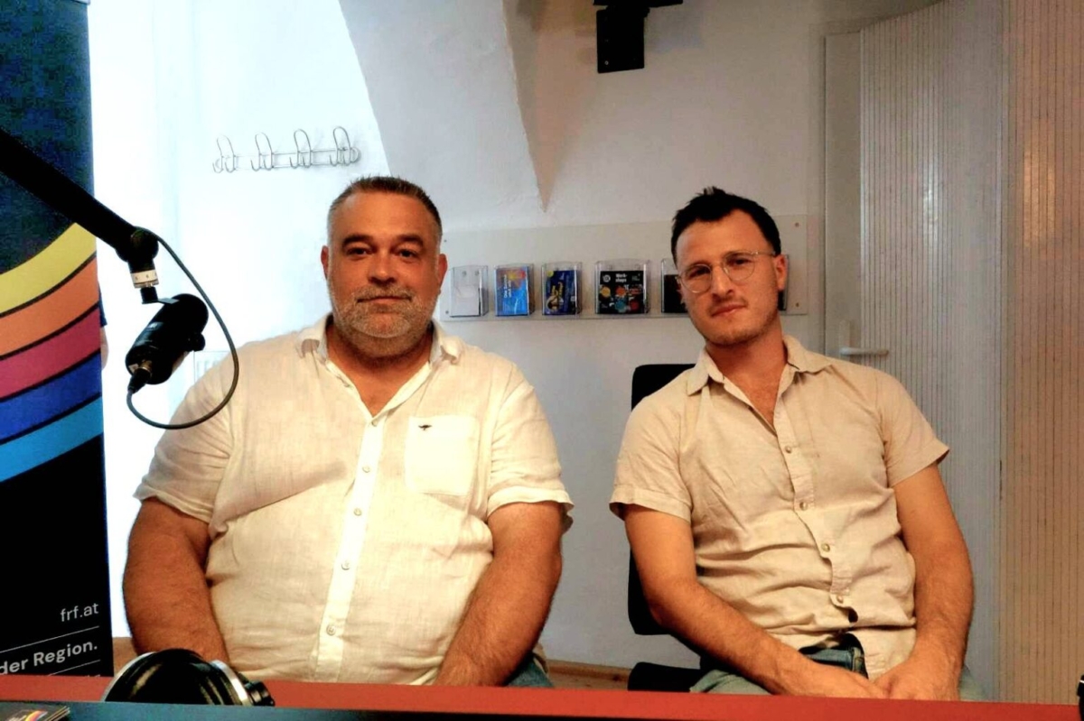 Zwei Männer bei Radiosendung